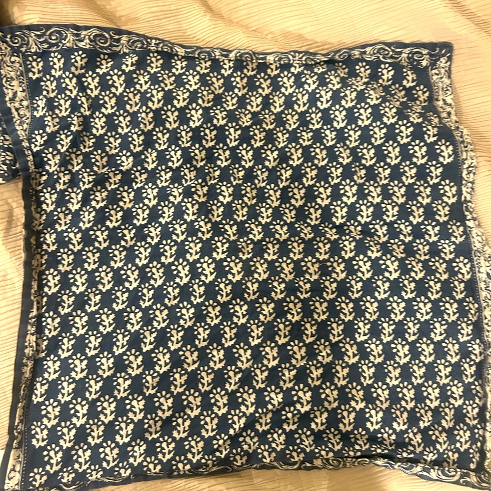Set of 4 navy and white floral cloth napkins